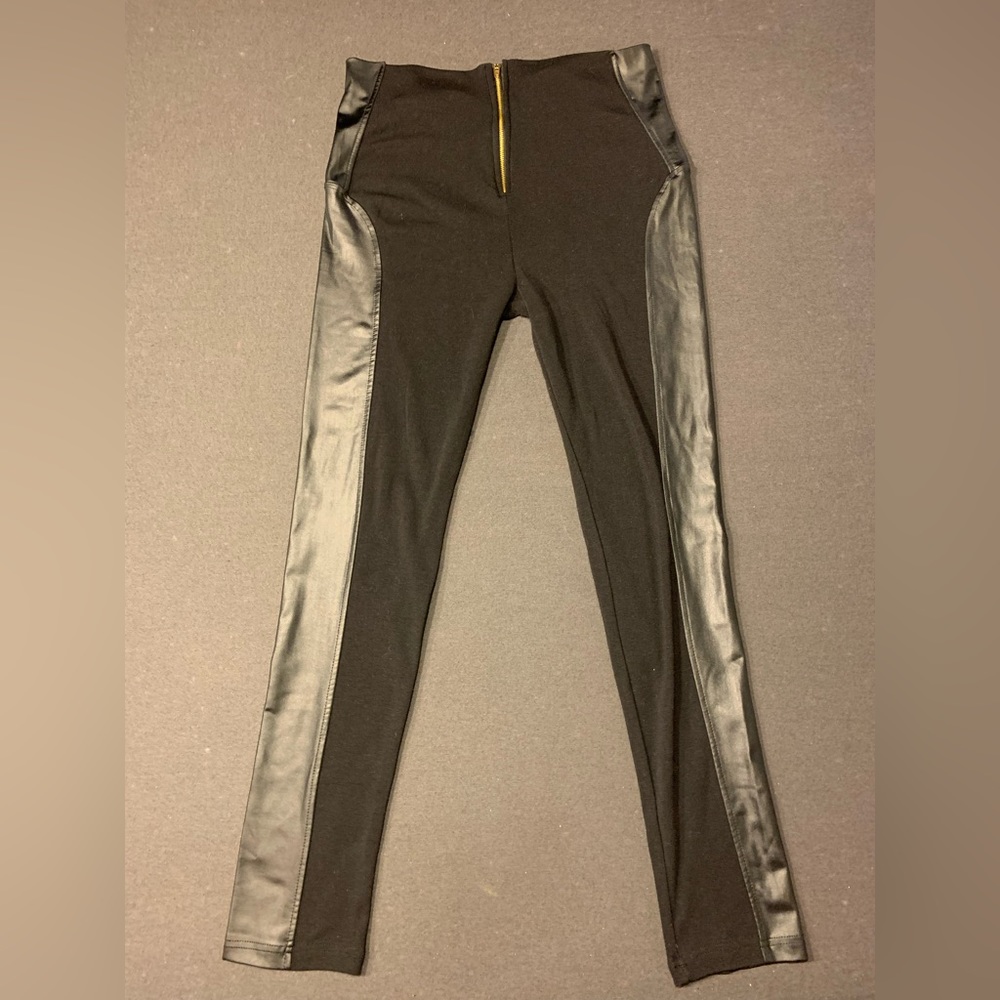 Soft and stretchy fake leather look leggings